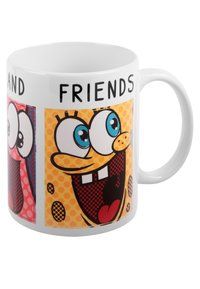 Mug in ceramica bianca con immagini cartoon di personaggi con grandi occhi e sorrisi, su sfondi colorati con pois.