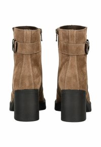 Bottines en suede de couleur brun clair, dotées d'un talon carré et de zips sur le côté, avec une sangle décorative et un détail de boucle.