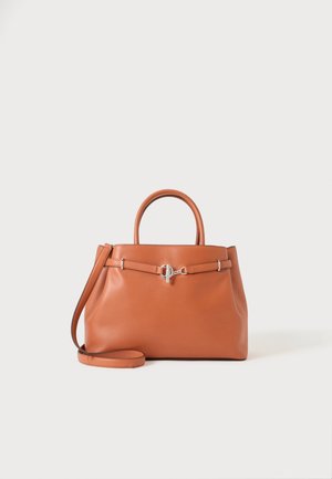 Sac à main en cuir marron avec poignées supérieures, longue bandoulière et fermoir argenté à l'avant, sur fond blanc uni.
