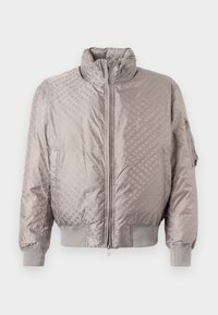Jachetă bomber căptușită din nylon gri deschis, prezentând un model tonal cu logo, guler înalt, fermoar frontal și manșete și tiv din material ribbed.
