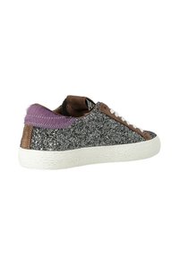 Sneaker argentato scintillante con punta in suede marrone, accento del tallone viola, suola in gomma bianca e lacci marroni. Superficie testurizzata con effetto luccicante.