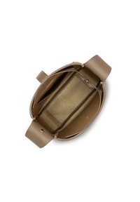 Sac à main en cuir beige ouvert pour montrer deux compartiments intérieurs, dont un avec une poche zippée et une fermeture à rabat magnétique.