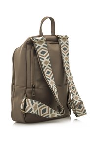 Brauner Texturrucksack mit einem oberen Griff und gemusterten Riemen, die geometrische Formen in Beige, Grün und Blau zeigen. Eine frontale Reißverschlusstasche.