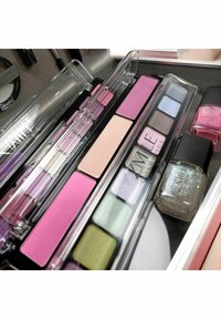 Palet af makeupprodukter med nuancer af pink, lilla, grøn og blå. Indeholder øjenskygger og neglelak med en glitrende finish.