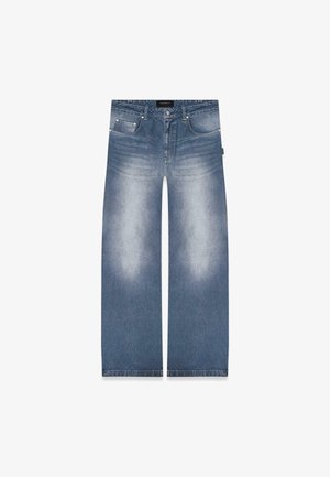 Széles szárú kék farmernadrág, kifakult részletekkel, öt zsebbel, cipzáras záródással és márkás derékpánttal. Puha tapintású, laza dizájn.