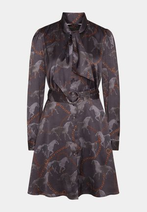 Robe longue gris foncé à manches longues avec ceinture, boutonnée à l'avant, col foulard à volants et motif cheval et chaîne sur tout le tissu.