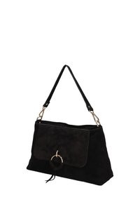 Borsa a tracolla in suede nero con chiusura a pattina, dettaglio ad anello dorato e tracolla singola con moschettoni dorati.