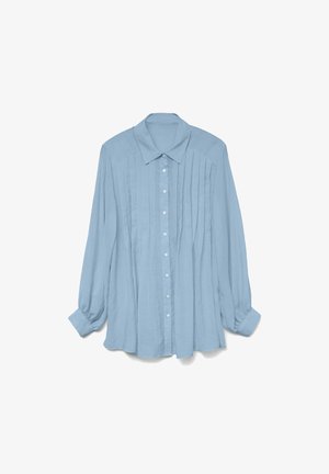 Gai zils garām piedurknēm krekls ar pogām priekšā, ar pleitu detaļām, klasisku apkakli un elastīgām piedurknēm. Mīksta auduma tekstūra.