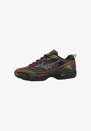 Zapatilla de running de malla negra y multicolor con suela negra, logo de Mizuno en el lateral y cordones negros.