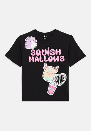Μαύρο κοντομάνικο μπλουζάκι με ροζ κείμενο "SQUISH MALLOWS", που απεικονίζει καρτούν χαρακτήρες, ένα ποτήρι με γάτα και μια καρδιά με τη λέξη "LOVE".