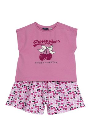 Rosa Baumwolloberteil mit kurzen Ärmeln, das mit einer Kirschen-Grafik und Textdruck versehen ist, kombiniert mit weißen Shorts, die mit einem Kirschenmuster in Pink und Schwarz verziert sind.