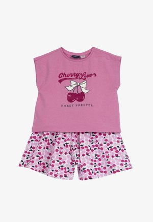 Haut en coton rose à manches courtes avec un graphique de cerise et une impression de texte, associé à un short blanc orné d'un motif de cerises en rose et noir.