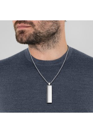 Sølv rektangulær pendant halskæde på en tynd kæde, med en poleret metaloverflade og et minimalistisk design.