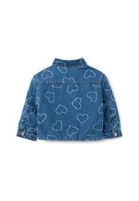 Blauwe denimjas met een hartpatroon, een kraagontwerp en lange mouwen met knoopaccenten. Versleten textuur overal.