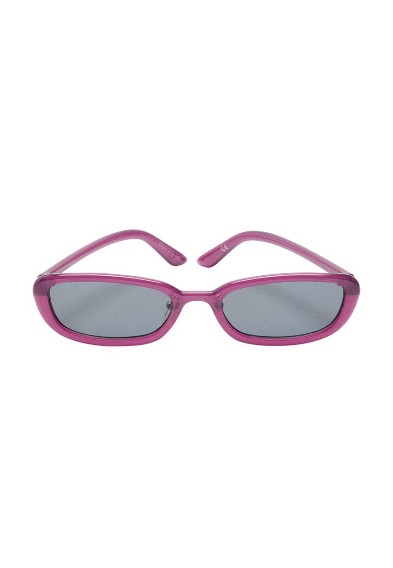 Różowe przezroczyste okulary przeciwsłoneczne z prostokątnymi soczewkami, szaro przyciemnionymi szkłami oraz smukłymi zausznikami o delikatnym zakrzywieniu. Brak widocznych oznaczeń marki.