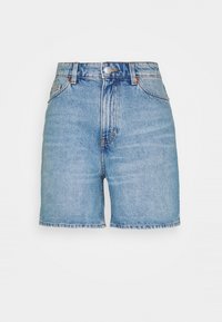 Pantalones cortos de mezclilla azul claro con una cintura alta, que presentan un diseño de cinco bolsillos y un dobladillo sin acabar. Fabricados con un material de mezclilla suave y texturizado.