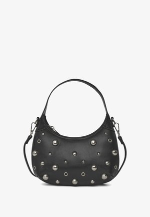 Schwarze Lederhandtasche mit abgerundeten metallischen Nieten und Ösen. Mit einem kurzen Griff und einem abnehmbaren Schultergurt. Glatte Textur.