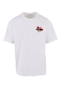 Maglietta bianca in cotone a maniche corte, con un design grafico rosso e nero sul lato sinistro che rappresenta figure in una barca.