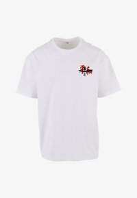 Camiseta de algodón blanca con mangas cortas, que presenta un diseño gráfico en rojo y negro en el lado izquierdo que representa figuras en una barca.