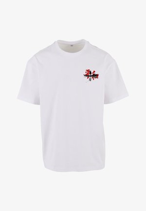 Camiseta de algodón blanca con mangas cortas, que presenta un diseño gráfico en rojo y negro en el lado izquierdo que representa figuras en una barca.