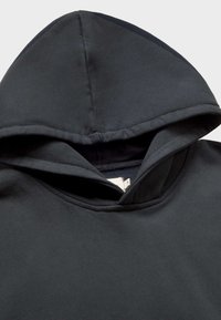 Donkergrijze hoodie met een grote, zacht gestructureerde capuchon met stikseldetails, een gladde textuur en een opening aan de voorkant voor eenvoudig dragen.