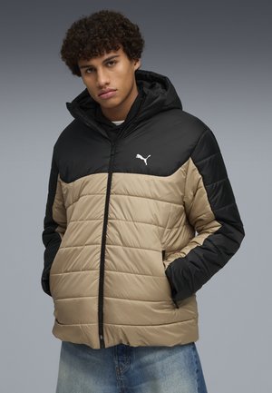 Daunenjacke mit schwarzem oberen Teil und khakifarbenem unteren Teil, ausgestattet mit einem Reißverschluss, Kapuze und Puma-Logo auf der Brust. Strukturierter Stoff.