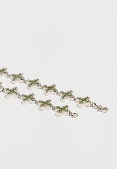 Srebrna zapestnica z izmeničnimi zelenimi križci, obrobljenimi s sijočimi poudarki, z glajeno obdelavo in zaponko v obliki raka.