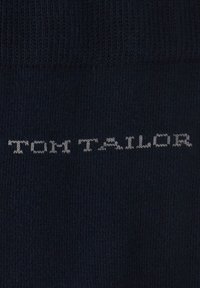 Mornarsko plava pletiva tkanina s rebrastom teksturom, s utisnutim tekstom "TOM TAILOR" u svijetlosivoj boji duž donjeg dijela.