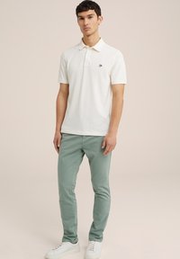 WE Fashion THE JOG - Pantaloni chino - green
