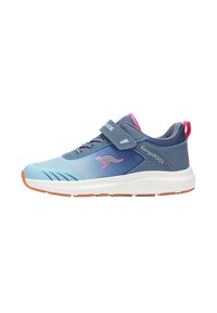 Hellblaue und marineblaue Sportschuhe mit rosa Akzenten, Klettverschluss, Obermaterial aus Mesh, gepolsterter Sohle und Gummisohle mit Rillen für besseren Halt.