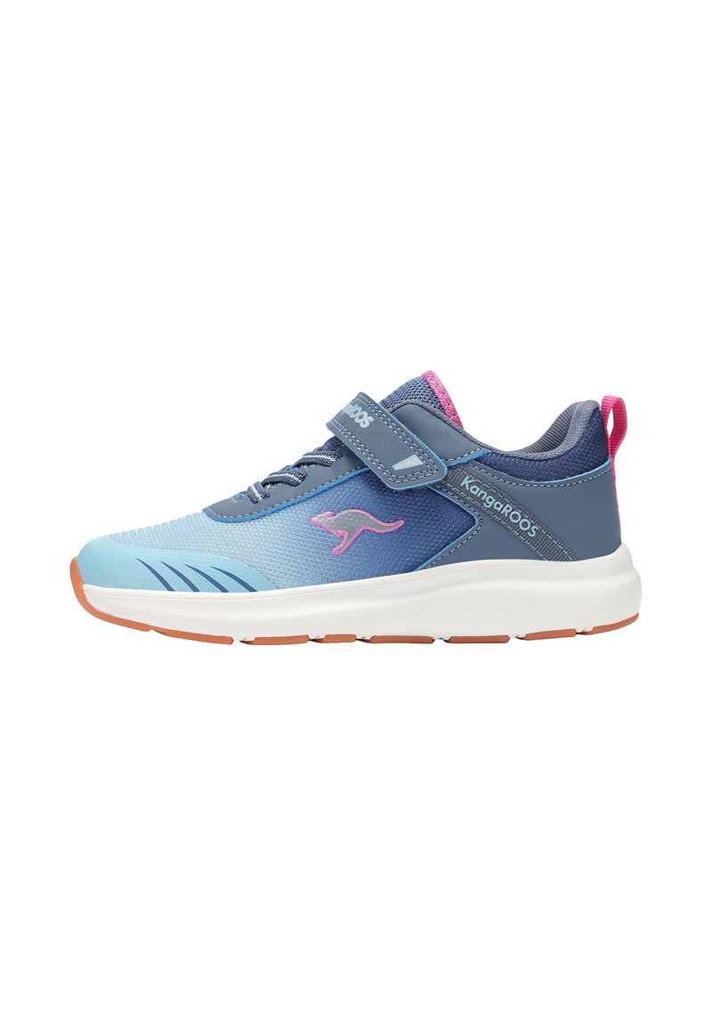 Hellblaue und marineblaue Sportschuhe mit rosa Akzenten, Klettverschluss, Obermaterial aus Mesh, gepolsterter Sohle und Gummisohle mit Rillen für besseren Halt.