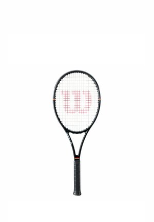 Raquette de tennis avec cadre noir, grip noir et cordes blanches avec un logo rouge "W" au centre du tamis.