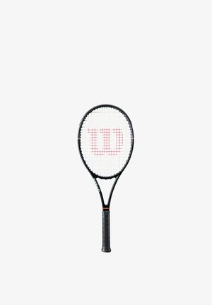 Raqueta de tenis con marco negro, mango negro y cuerdas blancas con el logo rojo "W" en el centro de la superficie de cuerdas.