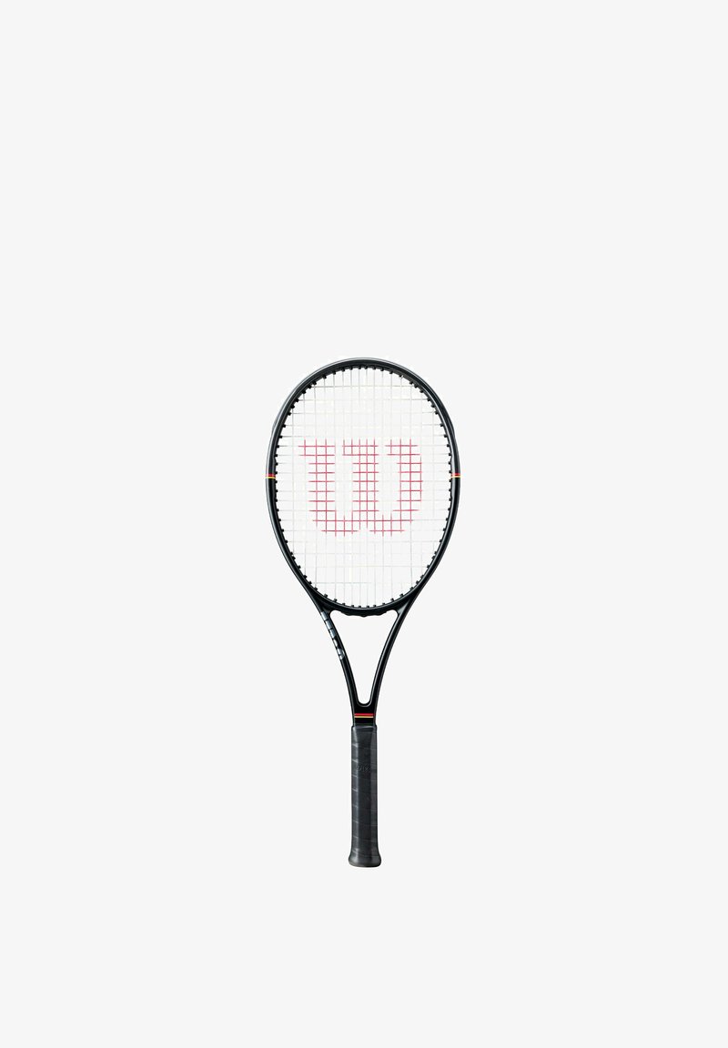 Raquette de tennis avec cadre noir, grip noir et cordes blanches avec un logo rouge "W" au centre du tamis.