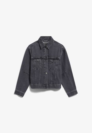 Giubbotto di denim grigio scuro con collo, due tasche sul petto, chiusura a bottoni e dettagli di cucitura visibili. Maniche lunghe con orli a polsino.