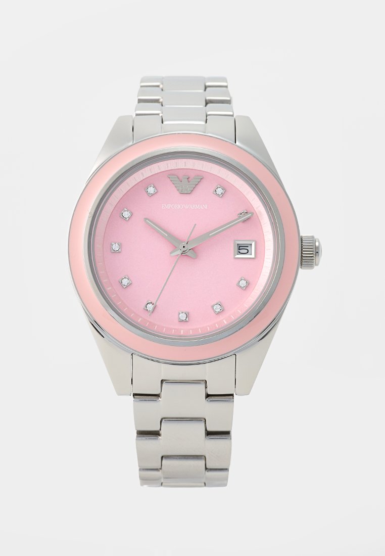 Reloj de acero inoxidable plateado con esfera rosa, marcadores plateados y tres acentos de diamante. Cuenta con visualización de fecha y una pulsera enlazada y suave.