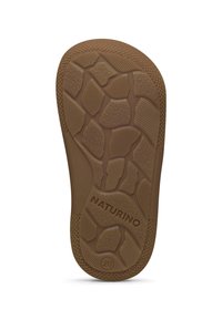 Suela de zapato de goma marrón con patrones multitéticos, bordes redondeados y logotipo "NATURINO", diseñada para ofrecer tracción y comodidad.