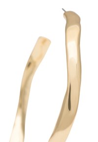 Orecchini in metallo dorato con un design attorcigliato. Superfici curve e lisce con una finitura lucida, che mettono in risalto una forma unica e fluida.