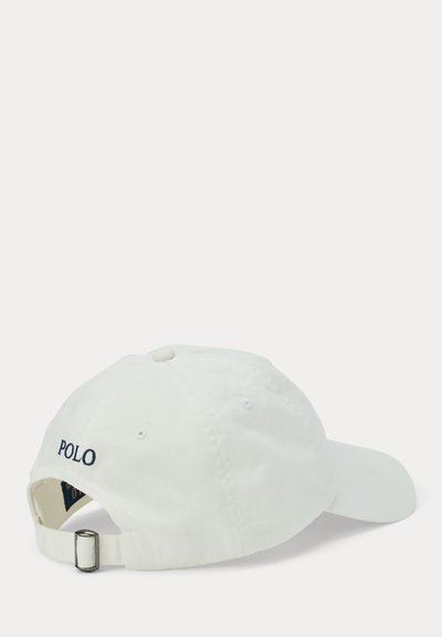 Bela nastavljiva baseball kapa z kovinsko zaponko in s temno modro vezenim napisom "POLO" na zadnji strani.