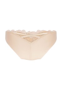 Beige Damenunterwäsche mit floraler Spitzenverzierung und zwei überkreuzten elastischen Trägern auf der Rückseite, isoliert auf weißem Hintergrund.