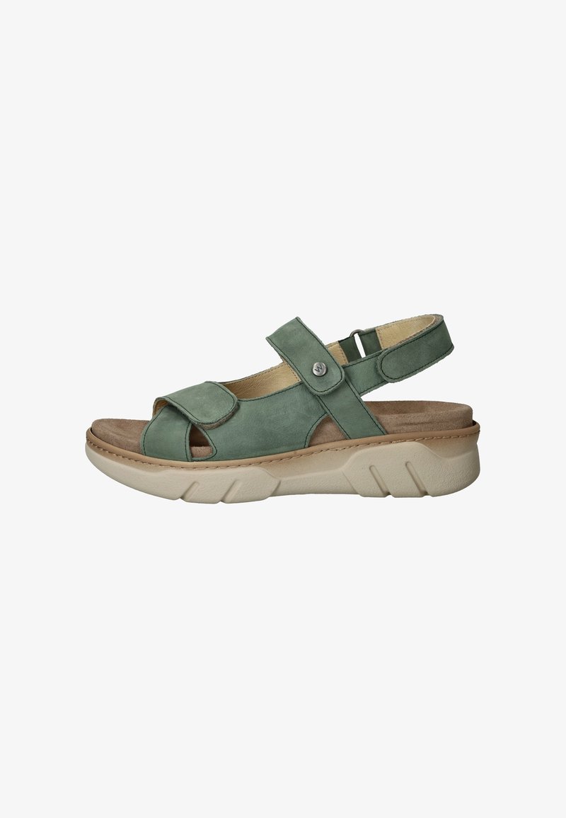Sandailles en cuir vert avec une bande réglable, design à bout ouvert, et une semelle légère de couleur crème avec une finition texturée.