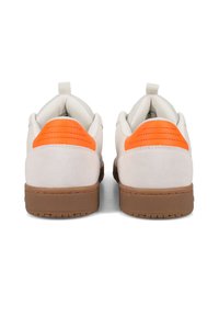 Ein Paar weiße Sneakers mit braunen Sohlen und leuchtend orangefarbenen Akzenten an der Ferse, von hinten vor einem weißen Hintergrund betrachtet.