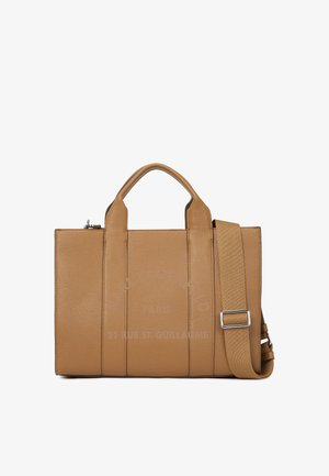 Obdélníková taška z hnědé kůže s dvojitými rukojeťmi, nastavitelným ramenním popruhem a embosovaným textem "Karl Lagerfeld Paris 21 Rue St-Guillaume".