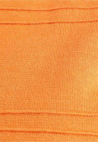 Strickpullover in leuchtendem Orange, mit glatter Textur und dezenten horizontalen Nähten, der aus einem leichten und atmungsaktiven Stoff besteht.