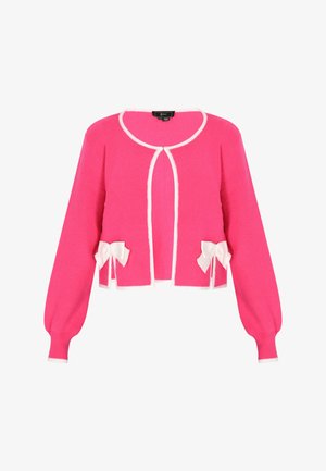 Valkoinen raidoitettu vaaleanpunainen neulekardigaani, jossa on valkoinen trimmaus ja edessä kaksi valkoista nauhaa. Lyhyt malli, jossa on pitkät puffihihat.