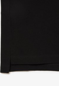 Svart texturerad tyg med en slät yta, med en välavslutad fåll och subtila sömnadsdetaljer. Materialet är lätt och kompakt.