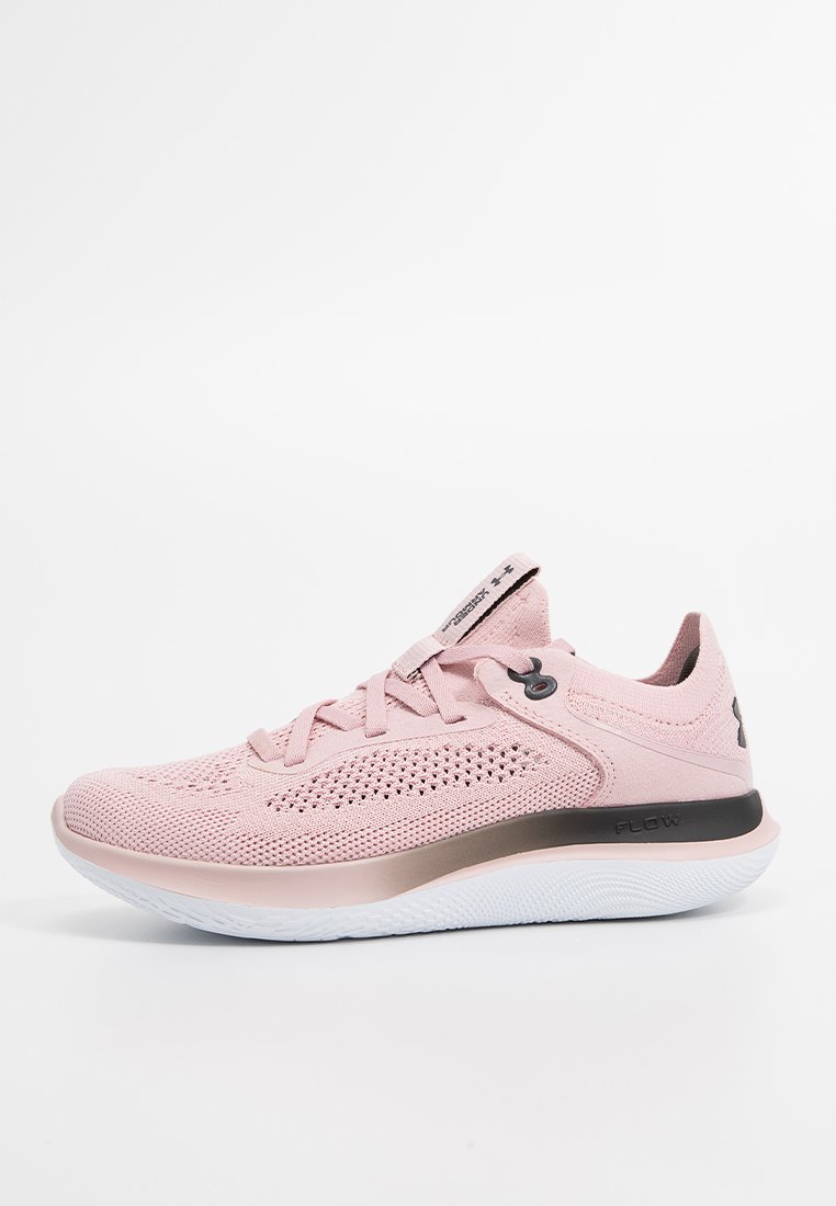 Zapatilla deportiva de punto en rosa claro con cordones, logo negro en el talón y suela blanca acolchada etiquetada "FLOW".
