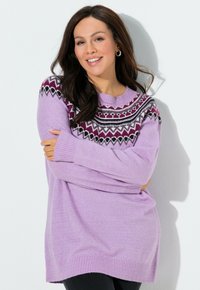 Helllila Pullover aus weichem Material, mit einem gemusterten Einsatz in Dunkellila, Schwarz und Weiß. Lange Ärmel und gerippter Saum.