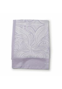 Écharpe lavande avec un motif de feuilles blanches en tourbillon. Fabriquée en tissu doux, elle présente une texture lisse et une bordure lavande unie en bas.