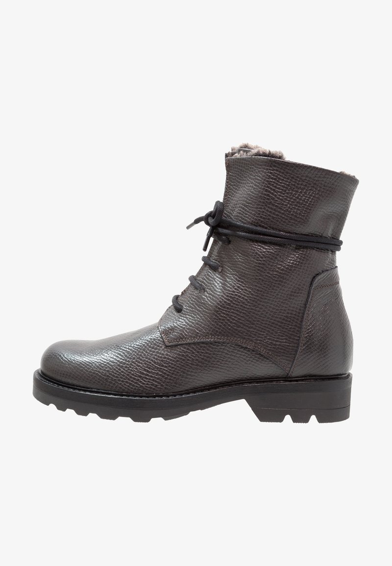 Bottines en cuir gris avec une surface texturée, design à lacets et doublure en fausse fourrure sur le haut. Semelle en caoutchouc épaisse avec des rainures de traction.